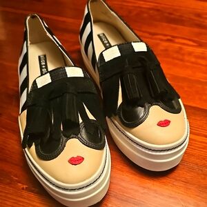 Alice + Olivia‎ Black and Cream Loafers with Red Detail. Size 36.5